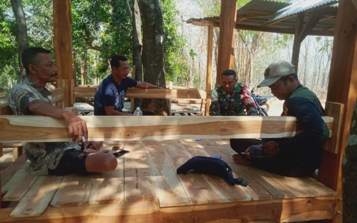 Komsos Babinsa bersama warga binaannya