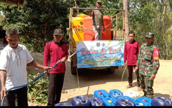 Penyaluran air bersih di wilayah desa binaan 