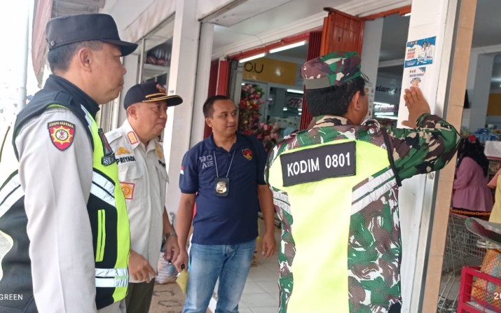 Razia pasar berantas peredaran rokok ilegal di wilayah binaan 