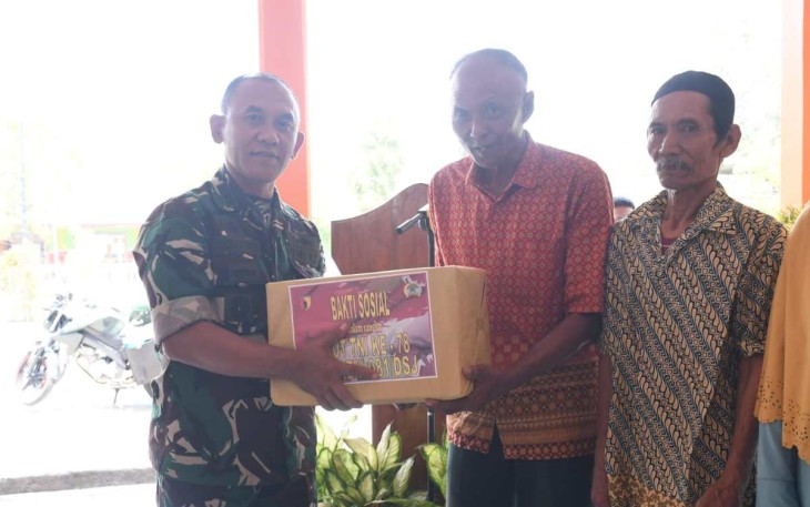 Danrem 081/DSJ Kolonel Inf H. Sugiyono memberikan paket sembako baksos untuk warga di Nganjuk, Rabu (25/10)