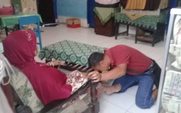 Kolonel Chk Agus Hari Suyanto ketika mencium kaki ibunya