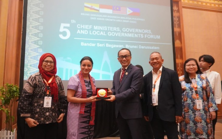 Pj Gubernur Sulbar Prof Zudan Arif Fakrulloh saat menerima cenderamata dalam pertemuan ADB di Brunei Darussalam, Kamis (26/10)