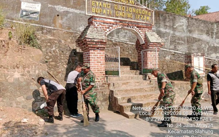 Kerja bakti Jum'at Bersih di wilayah desa binaan 
