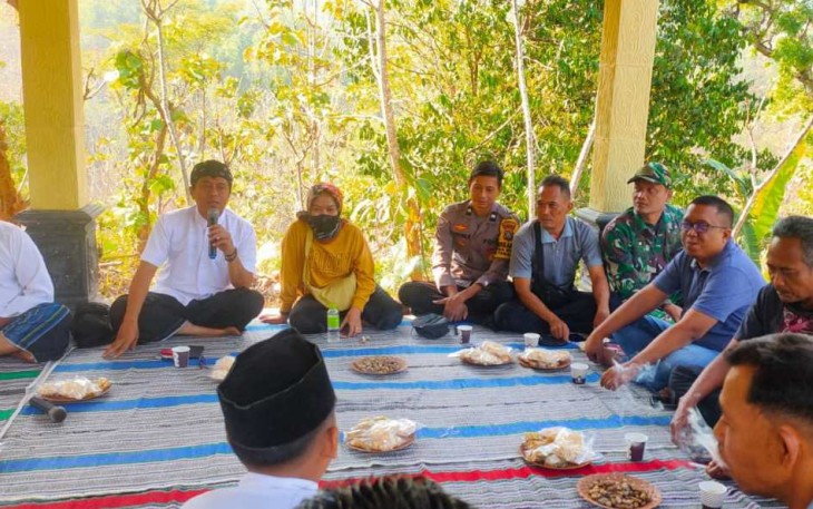 Komsos Babinsa bersama warga binaannya