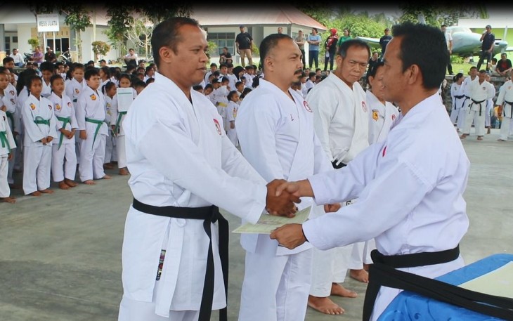 Danlanudal Manado Letkol Laut (P) Tatang Yanuar Ristanto saat penganugerahan Sabuk Hitam Karate Dan III