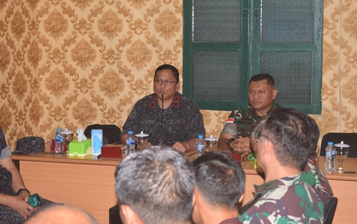 Danrem 121/Abw Brigjen TNI Luqman Arief saat memberikan pengarahan rakor pengamanan wilayah perbatasan, Senin (30/10)