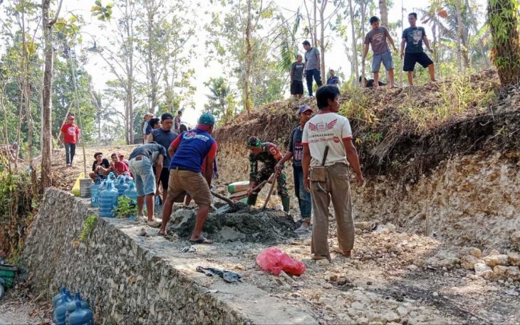 Bangun saluran air di wilayah desa binaan 