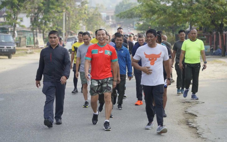 Pangdam XIV Hasanuddin Mayjen TNI Dr Totok Imam Santoso (kaos merah) saat jalan santai bersama PJU Korem 143/HO, Selasa (31/10) 