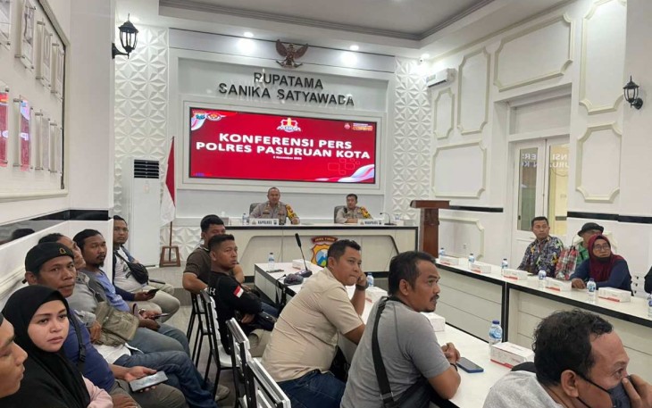 Kapolres Pasuruan Kota AKBP Makung Ismoyo Jati saat konferensi pers, Jum'at (3/11)