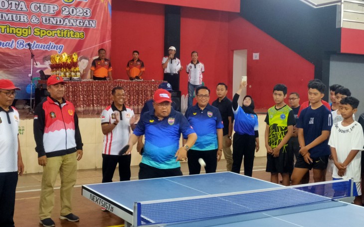 Walikota Blitar Santoso Jajal Main Tenis Meja di Kejuaraan Tenis Meja Tahun 2023