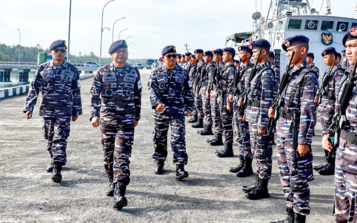 Kepala Staf Koarmada III Laksamana Pertama Singgih Sugiarto saat cek pasukan apel latihan pengamanan VVIP, Rabu (8/11)