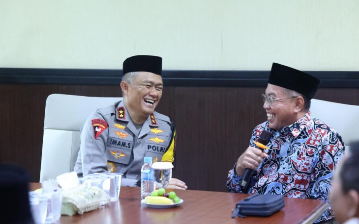 Kapolda Jatim Irjen Pol Imam Sugianto bersama Ketum PW Muhammadiyah Jatim