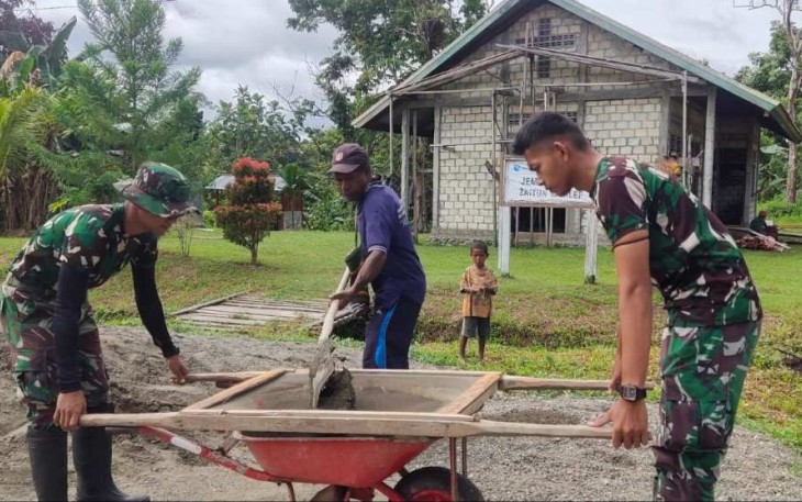 Prajurit satgas Yonif 310/KK percepat pembangunan gereja di perbatasan, Rabu (8/11)