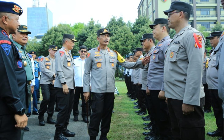 Kabareskrim Polri Komjen Wahyu Widada saat pengecekan pasukan pengamanan Piala Dunia U-17 di mapolda Jatim, Kamis (9/11)