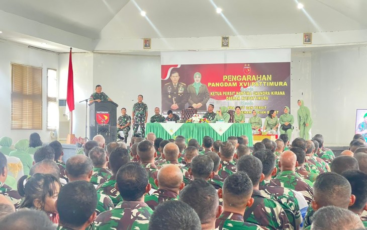 Pangdam XVI/Pattimura Mayjen Syafrial memberikan pengarahan di Kodim 1513/SBB, Kamis (9/11)