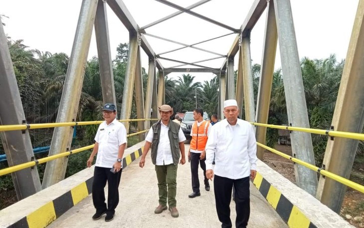 Bupati Pasaman Barat Tinjau Pembangunan Jembatan Tombang Jarung 