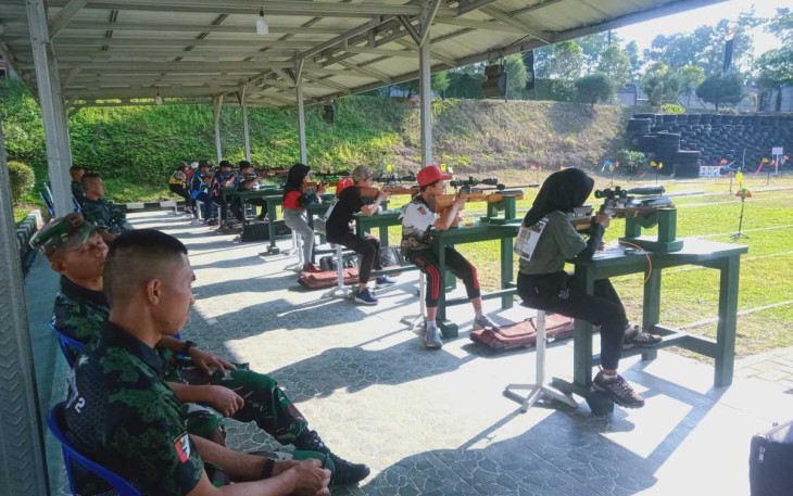 Materi senapan angin kejuaraan menembak nasional Pangdivif 2 Cup 2023 di Vicadha II Shooting Range, Singosari Malang, Minggu (12/11)