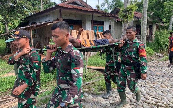 Gunakan tandu evakuasi warga yang terluka kecelakaan kerja, Senin (13/11)