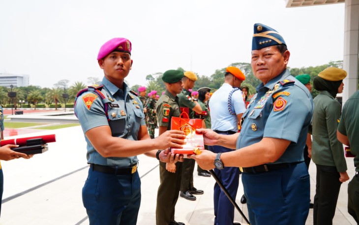 Panglima TNI Berikan Penghargaan kepada Prajurit Berprestasi