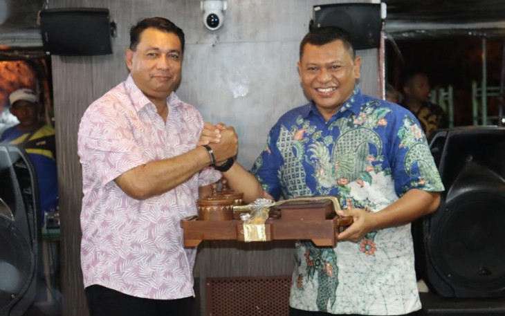 Danrem 121/Abw Brigjen TNI Luqman Arief saat menerima cenderamata 