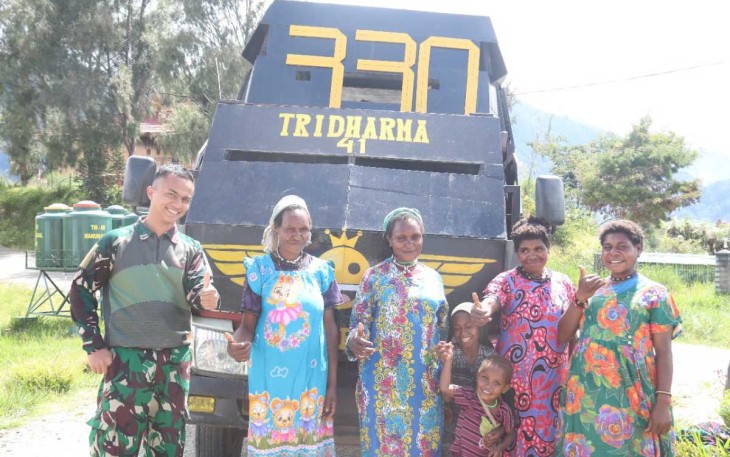 Senyum bahagia mama-mama Papua kenakan daster batik, Kamis (16/11)