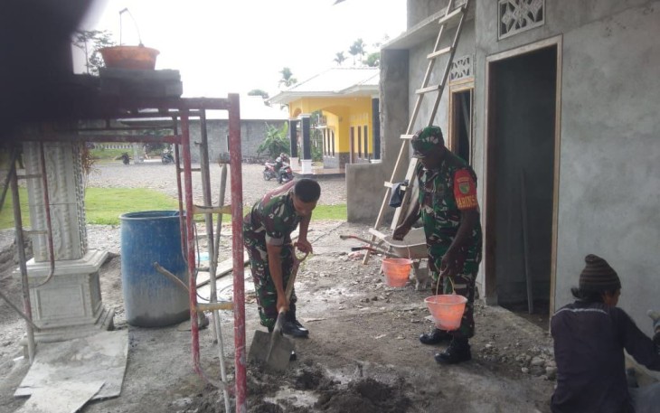 Babinsa Koramil 1710-03/Kuala Kencana Bantu Membangun Rumah Warga