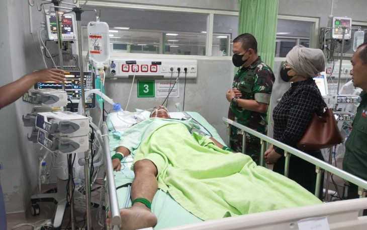 Dandim 0803/Madiun Letkol Inf Meina Helmi saat menjenguk anggotanya sakit, Rabu (22/11)