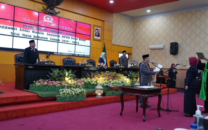 Syahrul Alim Lantik Lisi Sri Sumiarsih Gantikan Mendiang Said Nofandi Jadi Anggota Pengganti Antar Waktu DPRD Kota Blitar 2019-2024.