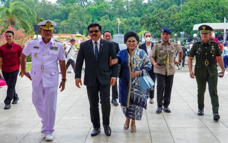 Menteri ATR/BPN Hadi Tjahjanto dan istri saat menghadiri sertijab Panglima TNI di Jakarta 