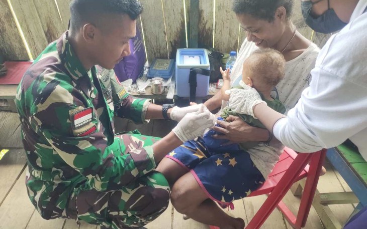 Pelayanan posyandu Satgas Yonif 310/KK di perbatasan, Jum'at (24/11)