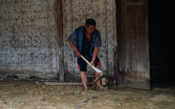 Rumah warga terdampak lumpur akibat tanggul jebol