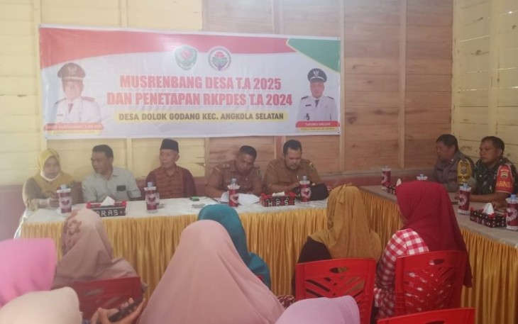 Musrenbang Desa Dolok Godan, Aiptu Maniur Galang Semangat Pembangunan 