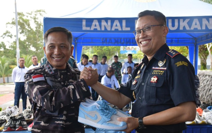 Danlanal Nunukan Letkol Handoyo saat menyerahkan hasil tangkapan penyelundupan sepatu