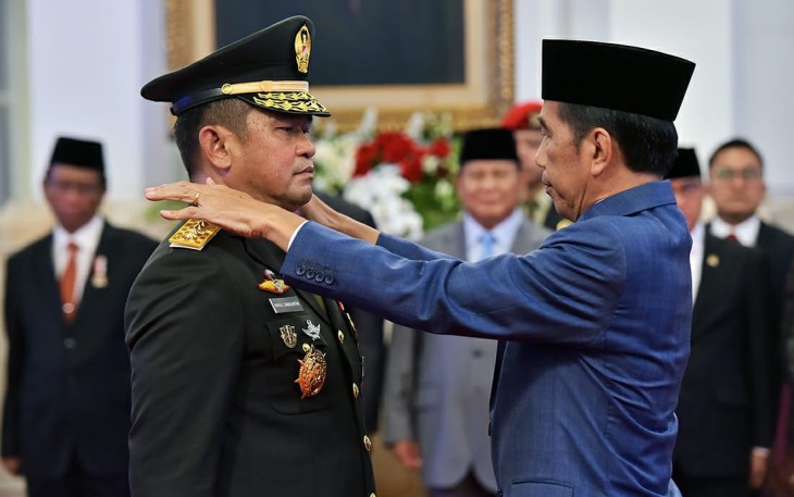 Presiden Joko Widodo resmi melantik Letjen TNI Maruli Simanjuntak jadi Kasad di istana negara, Rabu (29/11)