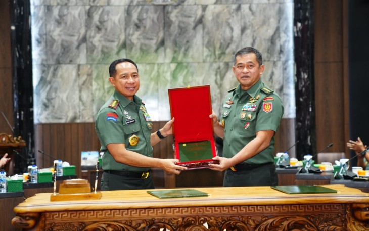 Panglima TNI Jenderal TNI Agus Subiyanto saat Serah Terimakan Risalah Kasad di Mabes AD, Jakarta, Kamis (30/11/2023).