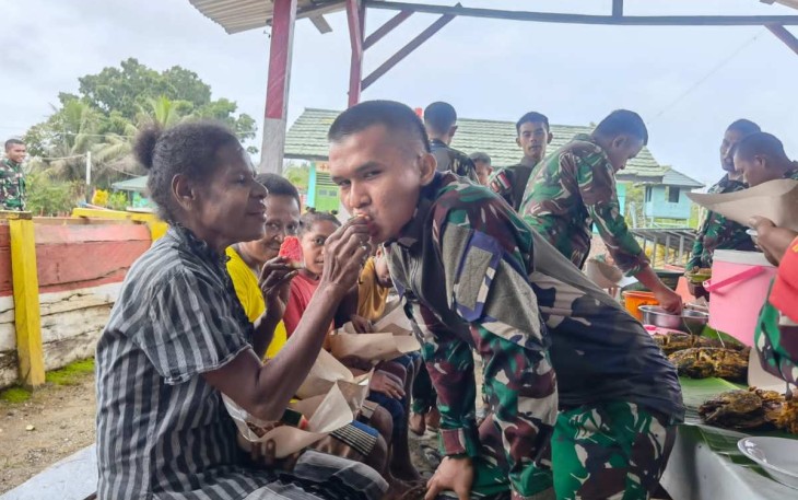Personel Satgas Disuapi Makanan Warga Perbatasan, Kamis (30/11)