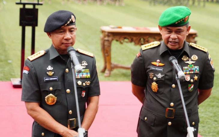 Panglima TNI Jenderal TNI Agus Subiyanto saat bersama Kasad Jenderal TNI Maruli Simanjuntak di Mabesad, Jakarta, Jumat (1/12/2023).