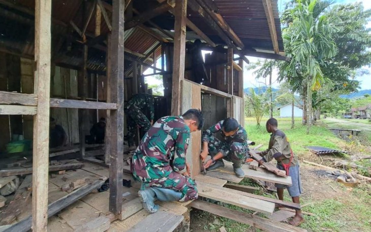 Rumah janda tua mama Martina diperbaiki prajurit Yonif 310/KK, Sabtu (2/12)