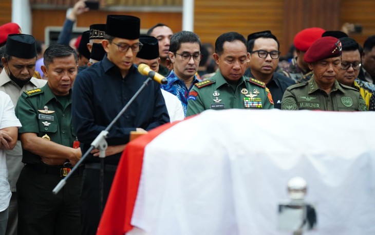 Panglima TNI saat shalat jenazah Almarhum Letnan Jenderal TNI (Purn) Dr. (H.C.) Doni Monardo, S.I.P.