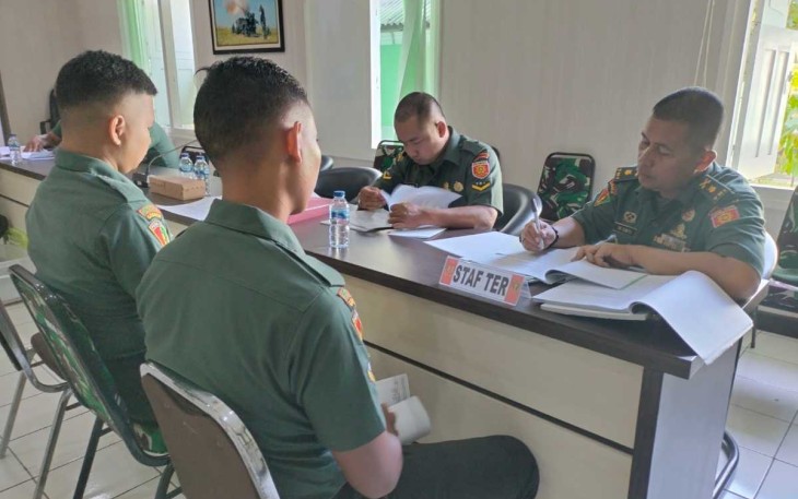 Kasiper Menarmed 2 Kostrad Mayor Arm Tri Suwito saat pengecekan administrasi, Rabu (6/12)