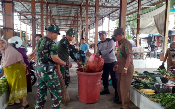 Pembersihan sampah pasar tradisional di wilayah Kabupaten HSU, Rabu (6/12)