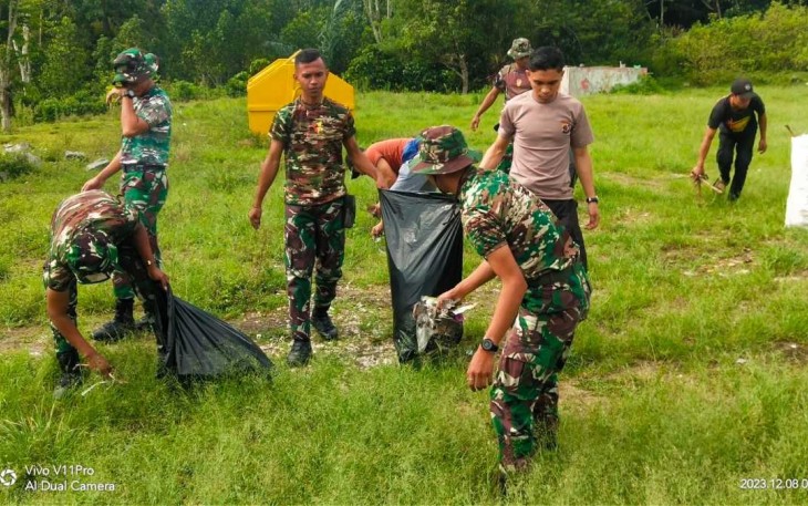 Karya bakti TNI - Polri bersihkan lingkungan pasar Bobou Bajawa, Jum'at (8/12)