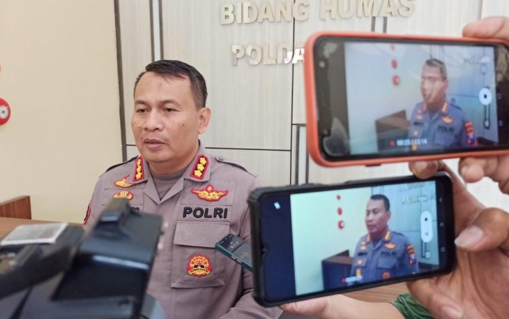 Kabid Humas Polda Jatim Kombes Dirmanto saat memberikan keterangan pers 