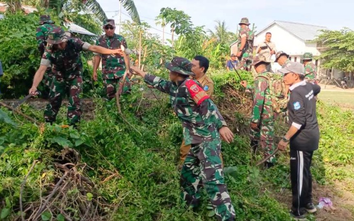 Karya bakti bersihkan lingkungan 