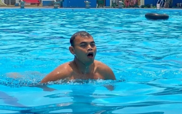 Prajurit Menarmed 2 Kostrad saat Uji Petik Kemampuan Renang Dasar di Kolam renang Rampal, Malang, Jum'at (8/12)