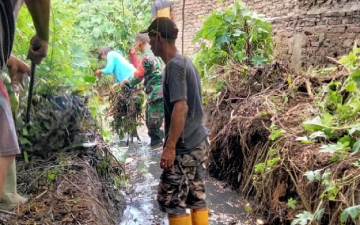 Pembersihan sampah di saluran air sungai di desa Sentul Kecamatan Kragilan, Serang, Senin (11/12)