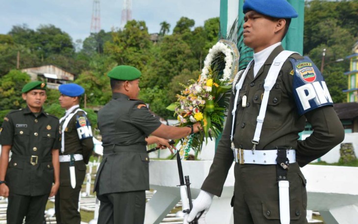 Danrem 023/KS Kolonel Inf Lukman Hakim saat meletakkan karangan bunga peringati Hari Juang TNI AD di TMP Kota Sibolga, Kamis (14/12)