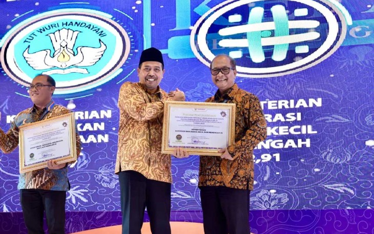 SeskemenkopUKM Arif Rahman Hakim saat menerima penghargaan dari Ombudsman RI 