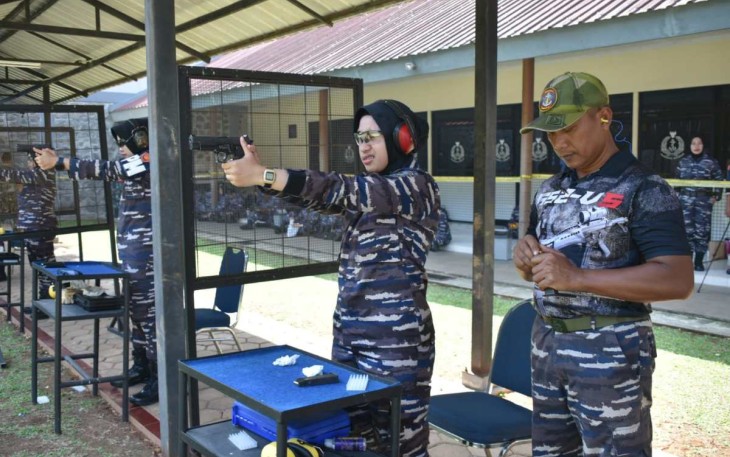 Prajurit Kolinlamil saat lomba menembak HUT ke 61 Kowal di Jakarta, Kamis (14/12)