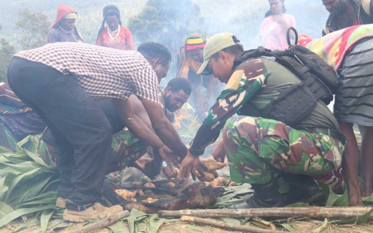 Tradisi bakar batu bersama warga kampung Banzema Kab Intan Jaya, Minggu (17/12)